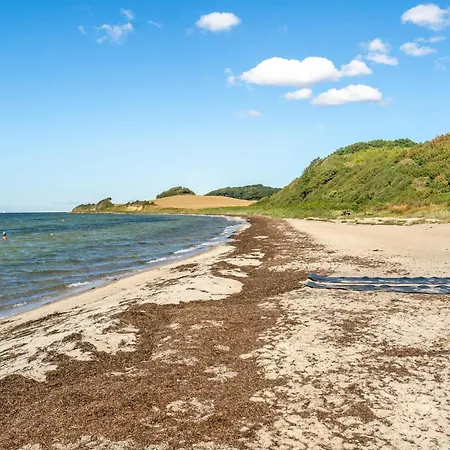 2 Bedroom Beautiful In Prázdninový dům